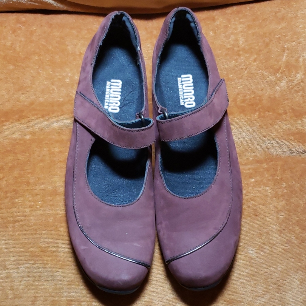 Munro American burgundy sz 8.5 velcro strap